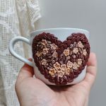 Pro radost a potěšení z kávy. Srdíčkový šálek - akorát do ruky, málo kónický, se srdíčkem tvořeným kávovými zrníčky a květinkami lehce poprášenými zlatým práškem. Obsah šálku 34cl