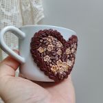 Pro radost a potěšení z kávy. Srdíčkový šálek - akorát do ruky, málo kónický, se srdíčkem tvořeným kávovými zrníčky a květinkami lehce poprášenými zlatým práškem. Obsah šálku 34cl