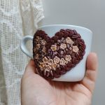 Pro radost a potěšení z kávy. Srdíčkový šálek - akorát do ruky, málo kónický, se srdíčkem tvořeným kávovými zrníčky a květinkami lehce poprášenými zlatým práškem. Obsah šálku 34cl