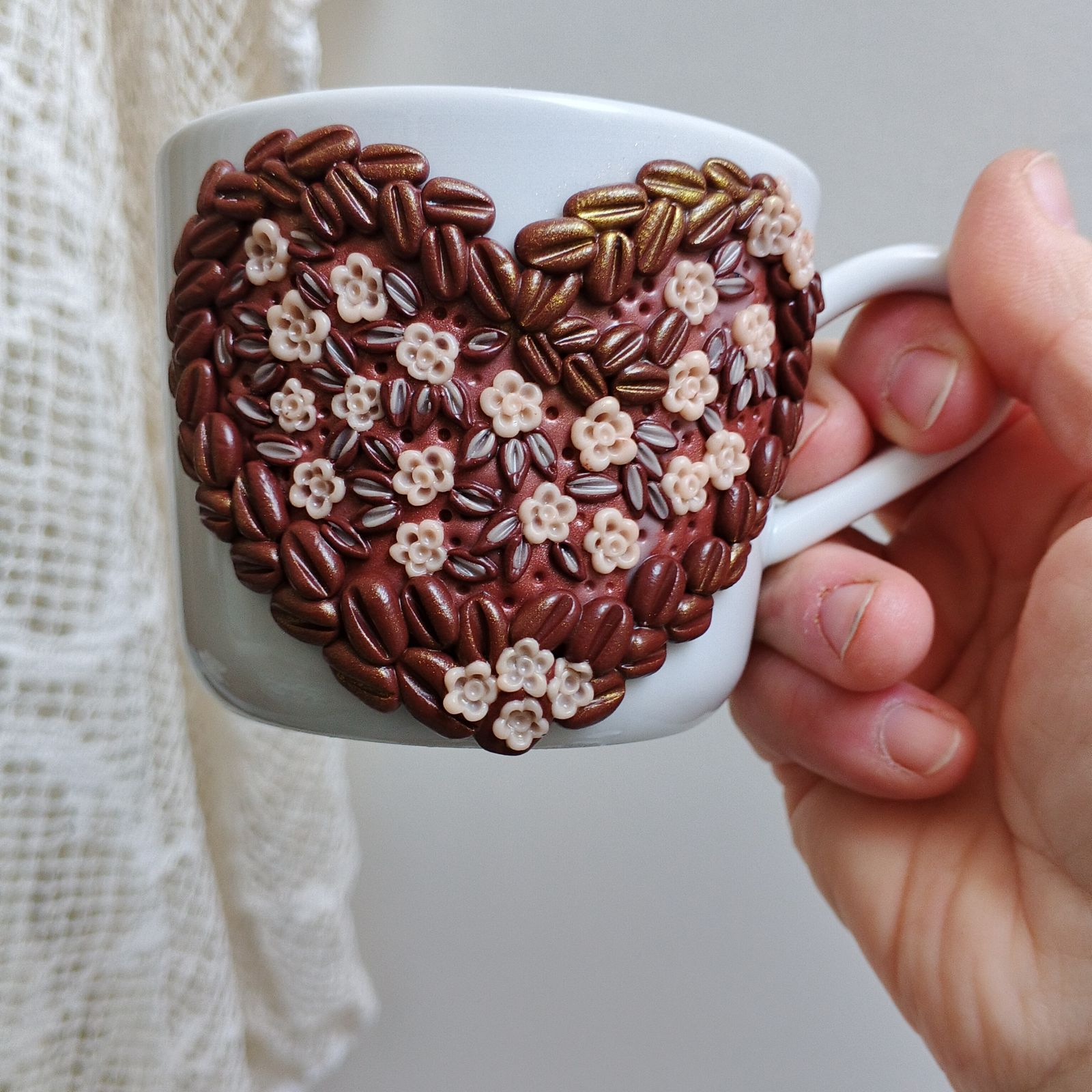 Pro radost a potěšení z kávy. Srdíčkový šálek - akorát do ruky, málo kónický, se srdíčkem tvořeným kávovými zrníčky a květinkami lehce poprášenými zlatým práškem. Obsah šálku 34cl