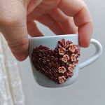 Pro radost a potěšení z kávy. Srdíčkový šálek (minihrníček) s podšálkem na espresso - akorát do ruky, málo kónický, se srdíčkem tvořeným kávovými zrníčky a květinkami lehce poprášenými zlatým práškem.