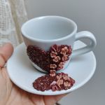 Pro radost a potěšení z kávy. Srdíčkový šálek (minihrníček) s podšálkem na espresso - akorát do ruky, málo kónický, se srdíčkem tvořeným kávovými zrníčky a květinkami lehce poprášenými zlatým práškem.