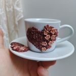 Pro radost a potěšení z kávy. Srdíčkový šálek (minihrníček) s podšálkem na espresso - akorát do ruky, málo kónický, se srdíčkem tvořeným kávovými zrníčky a květinkami lehce poprášenými zlatým práškem.