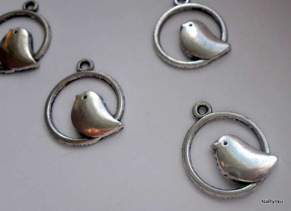 Ptáček v kroužku - přívěsek perforovaný - kov, vhodný pro výrobu šperků, scrapbooking, cardmaking