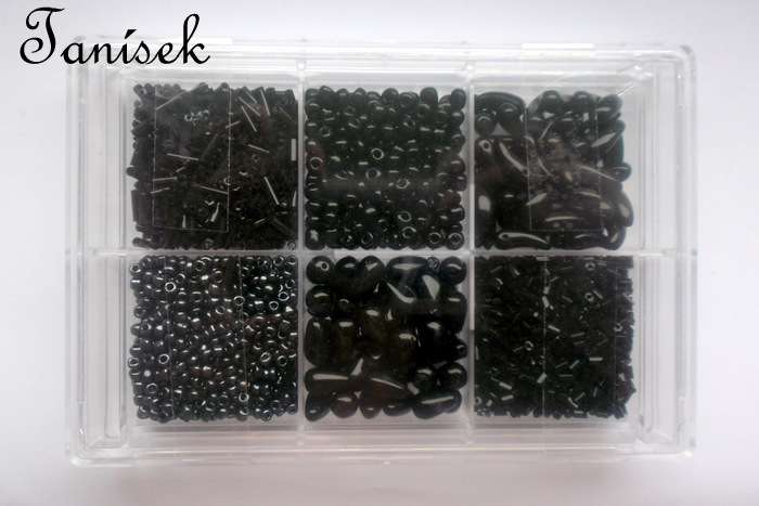 Černá tříděná směs v krabičce - skleněné korálky lesklé, matné, rokajl, mačkané korálky, slzičky, kapky, trubičky