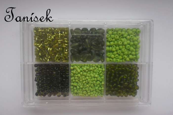 Zelená tříděná směs v krabičce - skleněné korálky rokajl různé velikosti, malý, velký, oválky, lesklé, matné, průhledné, neprůhledné, ptraktické