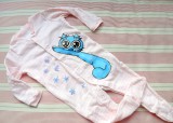 Veselý overal pro miminko, holčičku, růžový s bílými proužky, ručně namalovaná protahující se modrá kočička, velikost 68 - 3-6 měsíce věku