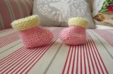 Růžové ručně pletené botičky se žlutým lemem pro panenku nebo nedonošené miminko Itka