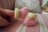 Růžové ručně pletené botičky se žlutým lemem pro panenku nebo nedonošené miminko Itka