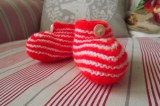 Ručně pletené červenobílé pruhované capáčky botičky pro miminko Itka