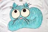 Modrá ležící kočka - bílé 100% bavlněné tričko - krátký rukáv - ručně namalované Veronika "Tanísek" Kocková