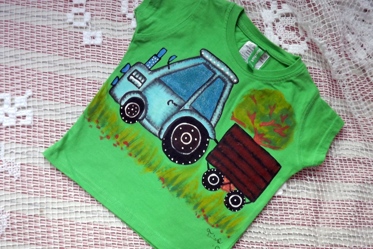 Traktor 86 - Zelené triko s krátkým rukávem velikost 86 - ručně malované - modrý traktor s valníkem, krajina, strom, tráva Veronika "Tanísek" Kocková