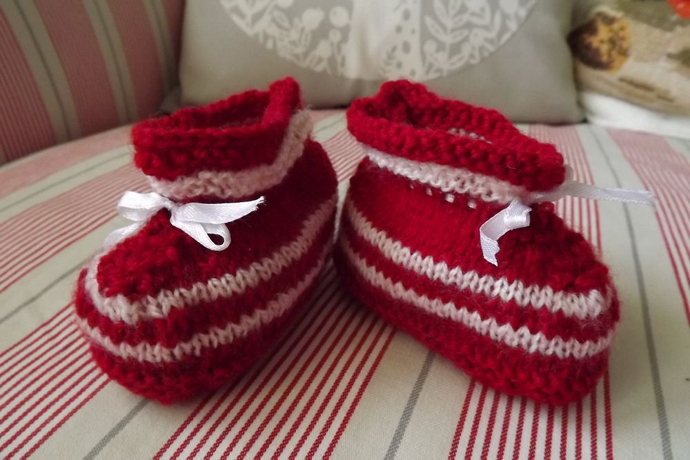 Ručně pletené tmavočervené pruhované capáčky botičky pro miminko s mašličkami Itka