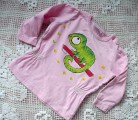 Ručně malovaný zelený veselý chameleon - růžové nabírané dívčí triko s dlouhými rukávy, zapínání na rameni velikost 86, 3D - plastická srdíčka - cute, roztomilé Veronika "Tanísek" Kocková