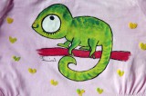 Ručně malovaný zelený veselý chameleon - růžové nabírané dívčí triko s dlouhými rukávy, zapínání na rameni velikost 86, 3D - plastická srdíčka - cute, roztomilé Veronika "Tanísek" Kocková