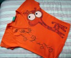 Oranžovohnědá žirafa na oranžovém 100% bavlněném tričku s krátkým rukávem - ručně malovaný - velikost s Veronika "Tanísek" Kocková