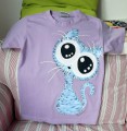 Veselá okatá roztomilá kočka - fialové tričko 100% bavlna - ručně malované velikost XS Veronika "Tanísek" Kocková