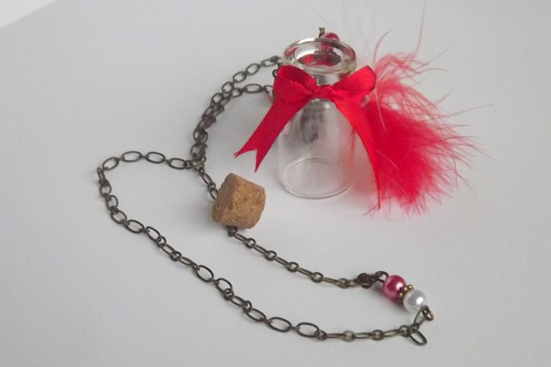 Romantický náhrdelník pro dívku, ženu, s mašličkou, peříčkem, červená barva, kytička, klíček, skleněná lahvička s korkovou zátkou. Originální,jedinečný dárek Veronika "Tanísek" Kocková