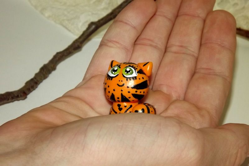 Oranžová pruhovaná kočka kočička s velikýma zelenýma očima.Figurka - zvířátko ručně modelované a malované v České Republice v Plzni. Roztomilý dárek pro každou příležitost. Dárek - amulet - do dlaně Veronika "Tanísek" Kocková