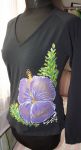 Fialový ibišek L DR - Elegantní černé dámské triko s ručně malovaným fialovým květem ibišku. Dlouhý rukáv Veronika "Tanísek" Kocková