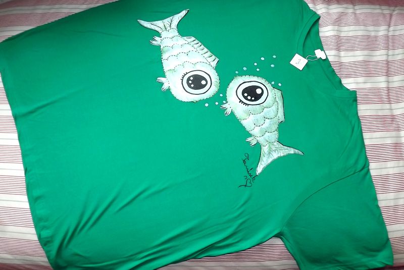 Dvě zelené ryby KR XXL - 100% bavlněné zelené tričko unisex střihu, ručně namalované ryby. Krátký rukáv Veronika "Tanísek" Kocková