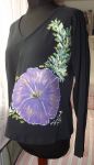 Fialový ibišek XXL DR - Ručně malované elegantní dámské tričko s ručně malovaným fialovým květem ibišku. Dlouhý rukáv Veronika "Tanísek" Kocková