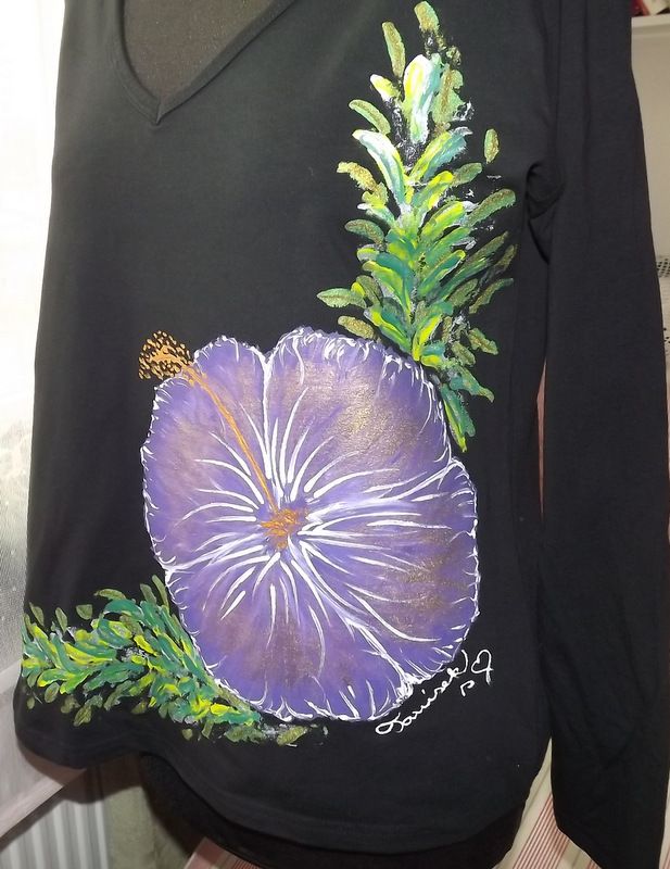 Fialový květ ibišku XL DR - Elegantní černé dámské triko s ručně malovaným fialovým ibiškem. S dlouhým rukávem Veronika "Tanísek" Kocková