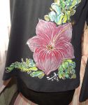 Kurz malování na textil - motiv ibišek černé tričko a černá nákupní taška. Veronika "Tanísek" Kocková