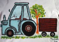 Bílé tričko s modrým traktorem 128 - s krátkým rukávem s namalovaným traktorem s valníkem. Veselé, ručně malované. Dárek pro milovníka traktorů Veronika "Tanísek" Kocková