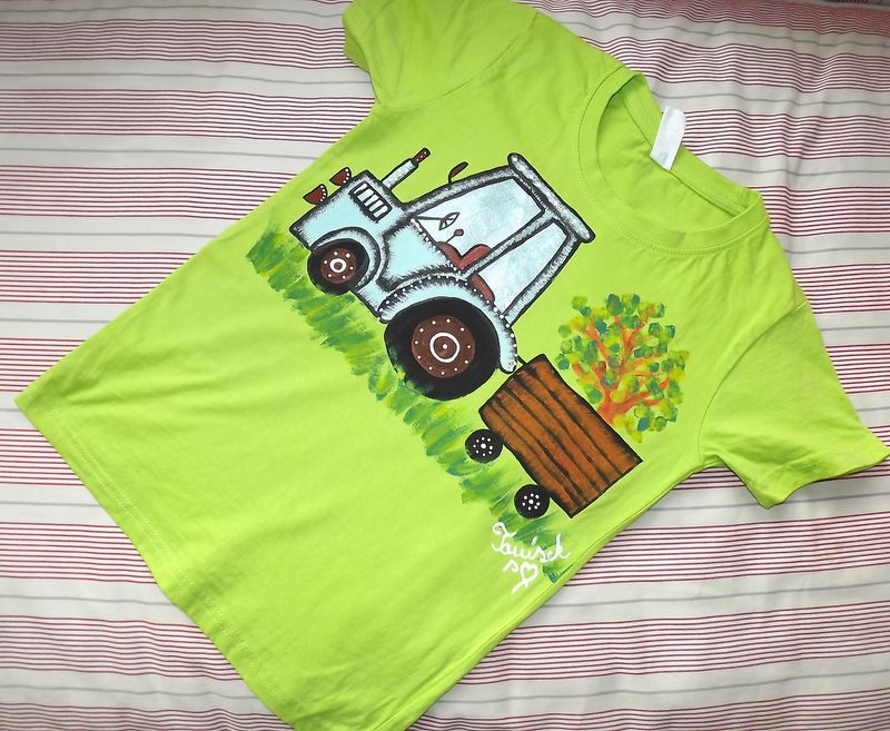 Modrý traktor na zeleném 134 - Světle zelené tričko s krátkým rukávem s namalovaným traktorem s valníkem. Veselé, ručně malované. Veronika "Tanísek" Kocková