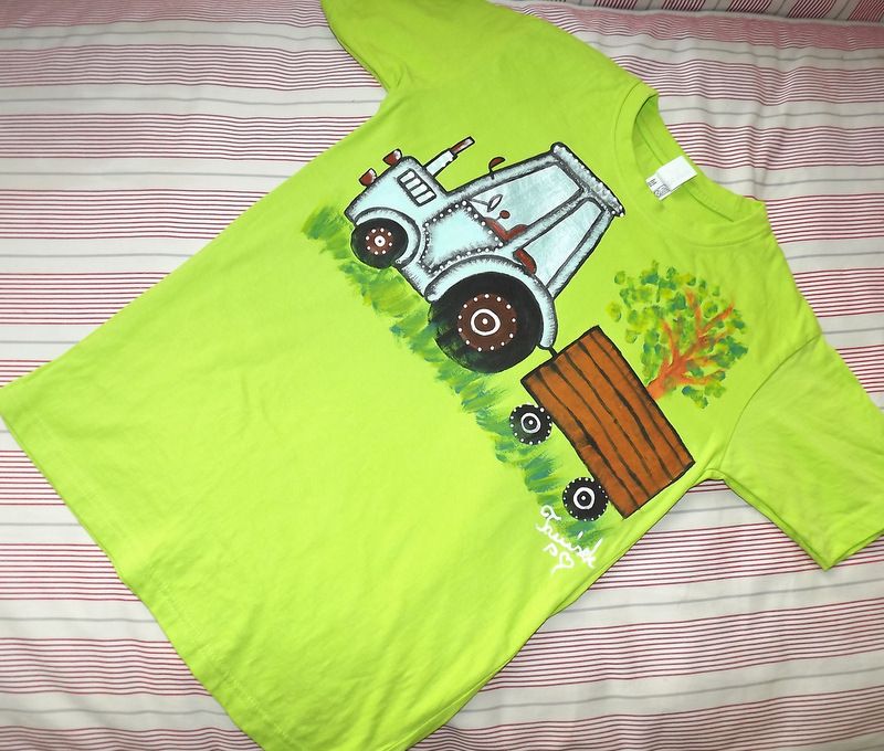 Modrý traktor na zeleném 146 - Ručně malované tričko s krátkým rukávem světle zelené. Mamalovaný traktor s valníkem. Veselé, ručně malované. Veronika "Tanísek" Kocková