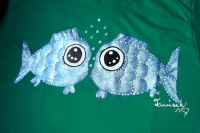 Zamilované rybky KR M - 100% bavlněné zelené tričko unisex střihu, ručně namalované dvě modré třpytivé ryby. Krátký rukáv Veronika "Tanísek" Kocková