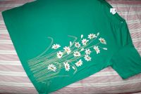 Kopretiny na zelené louce KR XL - 100% bavlněné zelené tričko unisex střihu, ručně namalované kopretiny a poupata. Krátký rukáv Veronika "Tanísek" Kocková