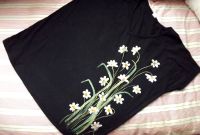 Kopretinky XXL KR - Elegantní, decentní černé dámské triko s ručně malovanými kopretinami. S krátkým rukávem Veronika "Tanísek" Kocková