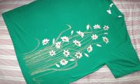 Zelená louka s kopretinami KR XXL - 100% bavlněné zelené tričko unisex střihu, ručně namalované kopretiny. Krátký rukáv Veronika "Tanísek" Kocková