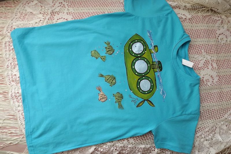 Ponorka S - tyrkysové tričko s krátkým rukávem s namalovanou ponorkou a rybami. Veselé, ručně malované. Veronika "Tanísek" Kocková