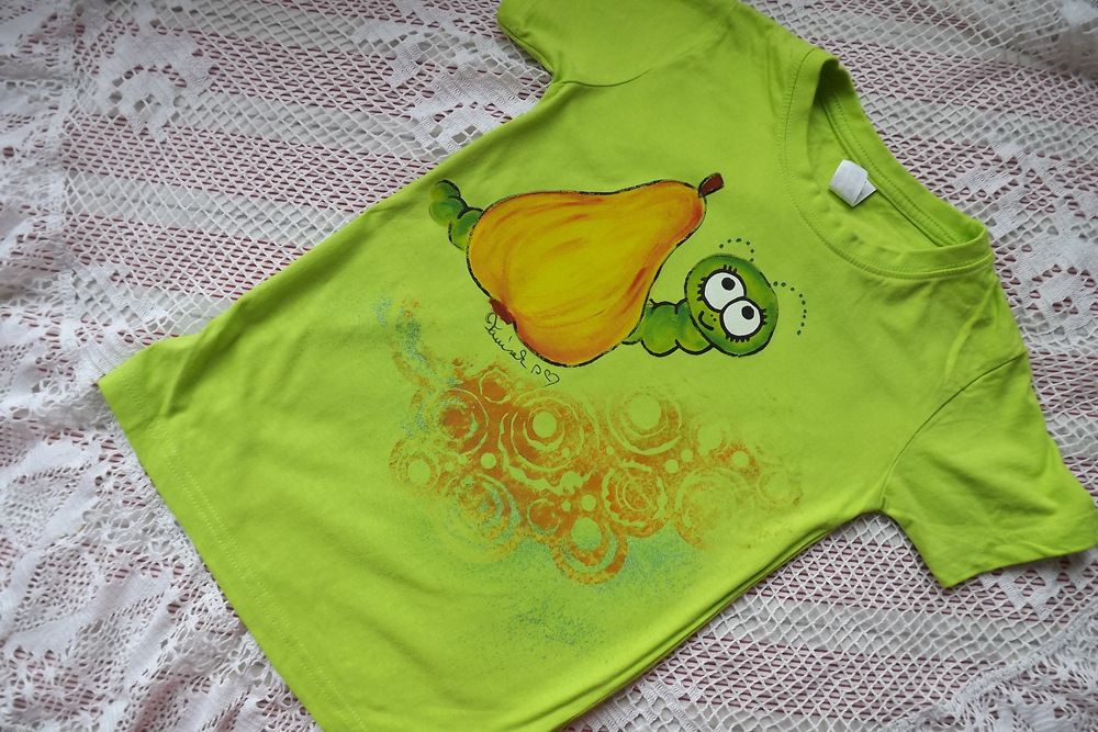 Zelené tričko s ručně malovanou hruškou a červíkem velikost 122