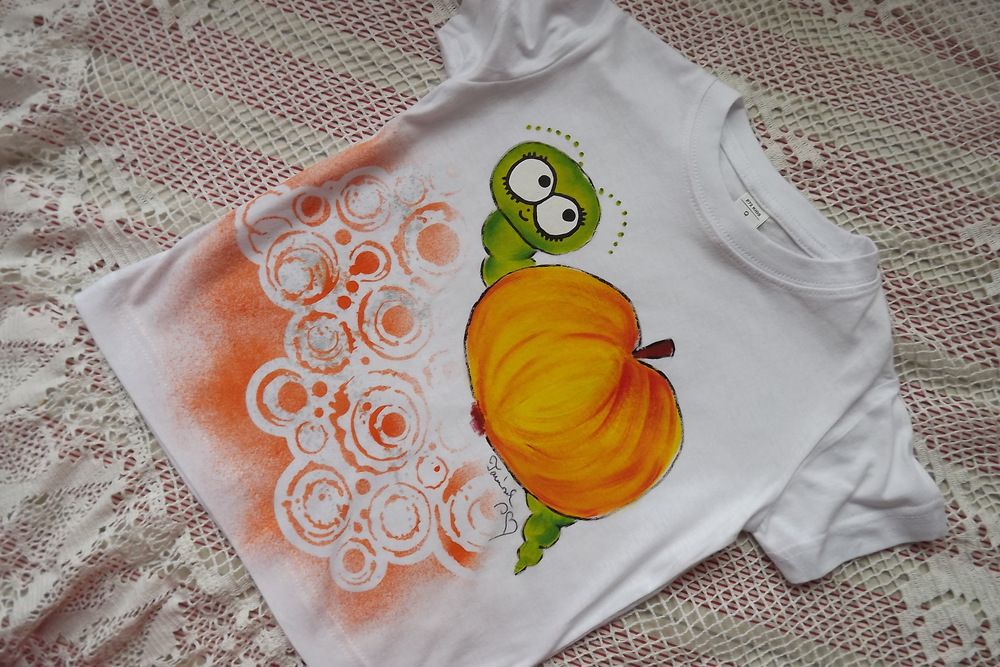 ručna malované bílé tričko s červíkem a jablíčkem