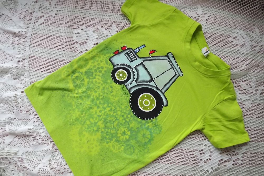 Modrý traktor na zeleném 122 - Jasně zelené tričko s krátkým rukávem s namalovaným traktorem s valníkem. Veselé, ručně malované. Veronika "Tanísek" Kocková
