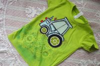 Modrý traktor na zeleném tričku 110 - Jasně zelené tričko s krátkým rukávem s namalovaným traktorem s valníkem. Veselé, ručně malované. Veronika "Tanísek" Kocková