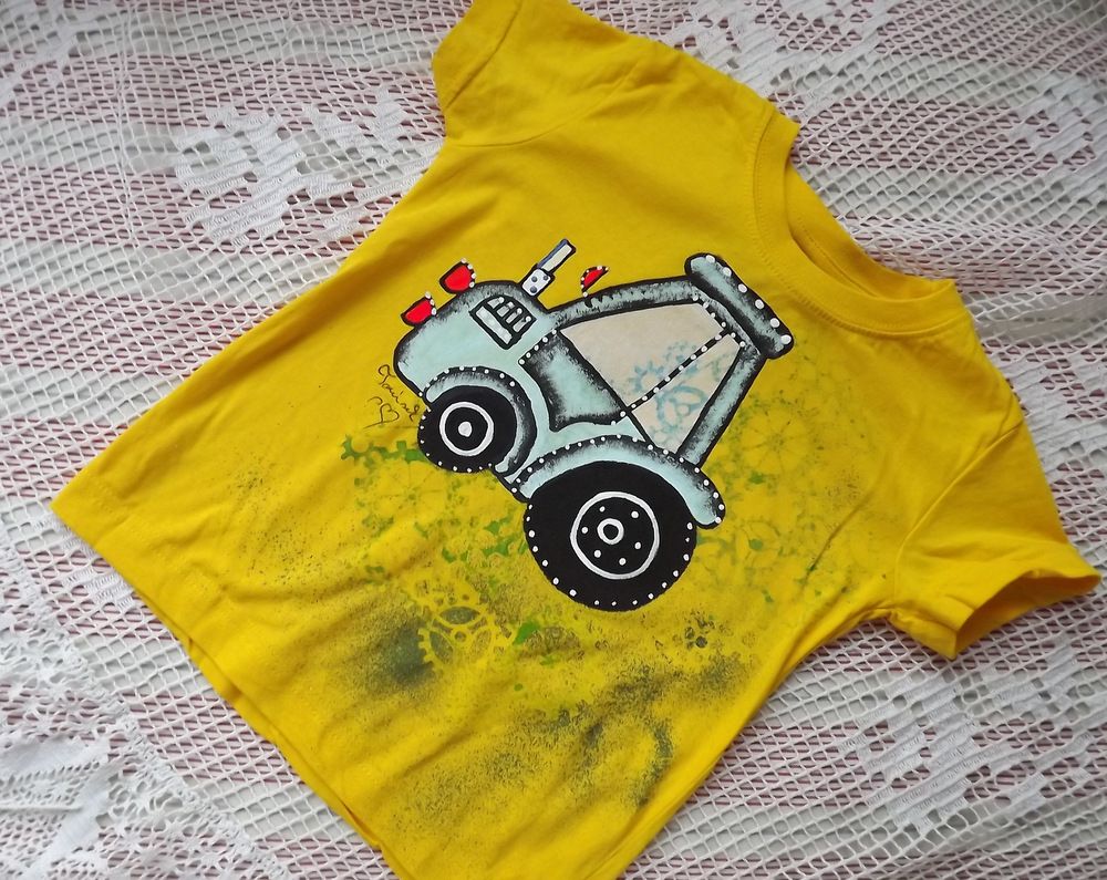 Modrý malovaný traktor s bílým komínem na žlutém tričku velikost 110