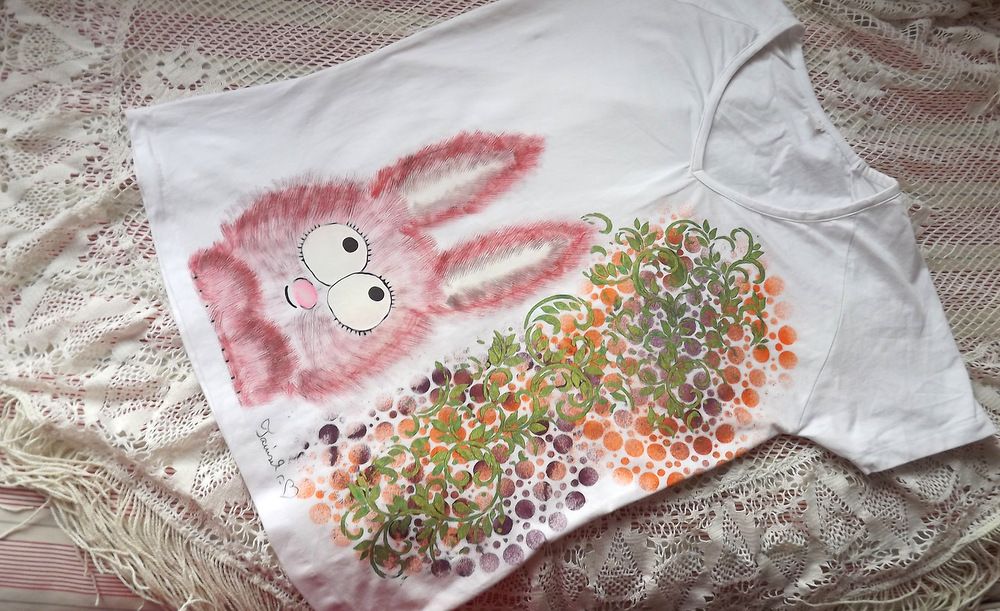 Ručně malovaný rozverný chundelatý králíček na dámském bílém tričku velikosti L