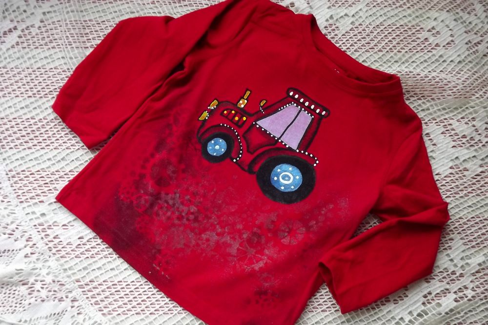 Červený traktor s fialovým oknem na červeném tričko s dlouhým rukávem