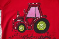Ručně malovaný traktor se zelenými koly na červeném tričku s krátkým rukávem a vrstveným efektem velikost 116