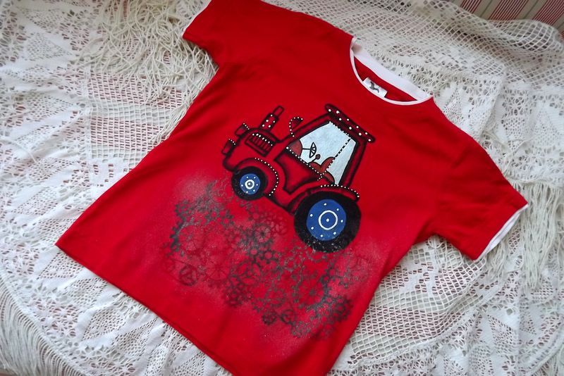 Červený traktor na červeném tričku velikost 128