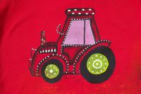 Ručně malovaný traktor se zelenými koly na červeném tričku s krátkým rukávem (vrstvený efekt)