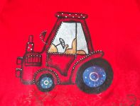 červený traktor s modrými koly na červeném tričku velikost 128