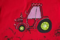 Ručně malovaný traktor se zelenými koly na červeném tričku s krátkým rukávem (vrstvený efekt)