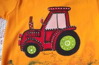 Červený ručně malovaný traktor na oranžovém tričku s krátkým rukávem, velikost 122, 6-7 let