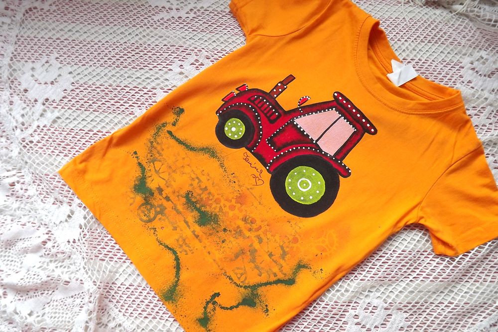 Červený ručně malovaný traktor na oranžovém tričku s krátkým rukávem, velikost 122, 6-7 let